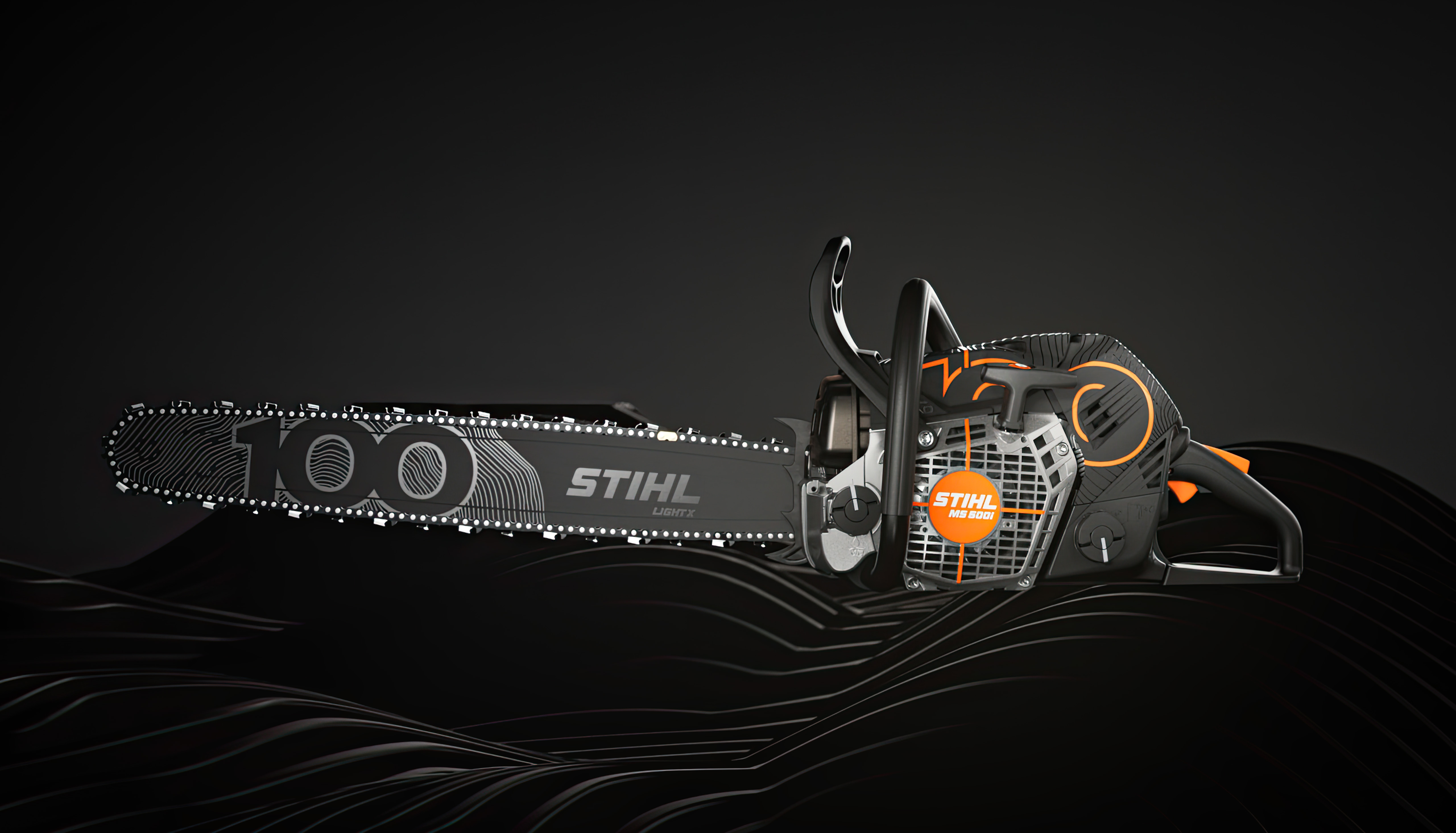Řetězová pila STIHL MS 500i Centennial Edition, boční pohled zleva před černým pozadím