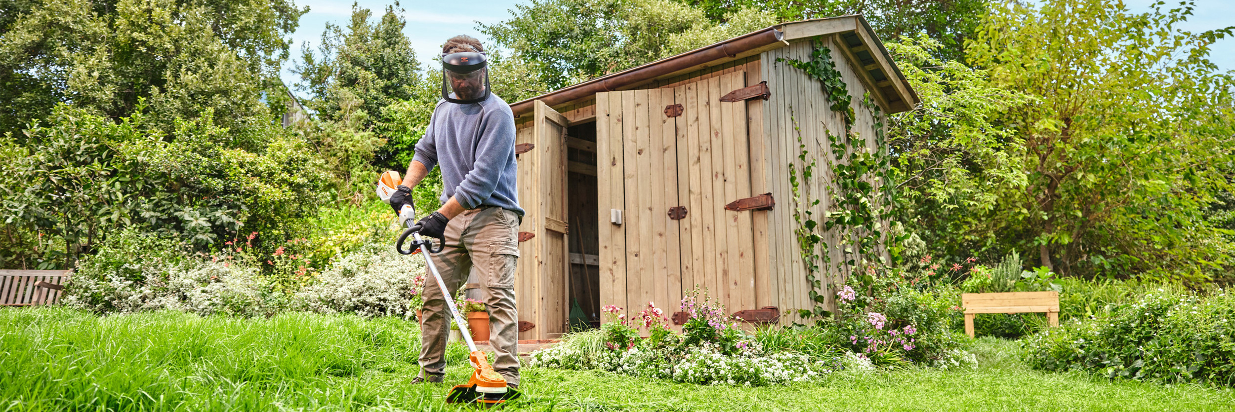  Muž seče trávu akumulátorovým vyžínačem STIHL FSA 70 R