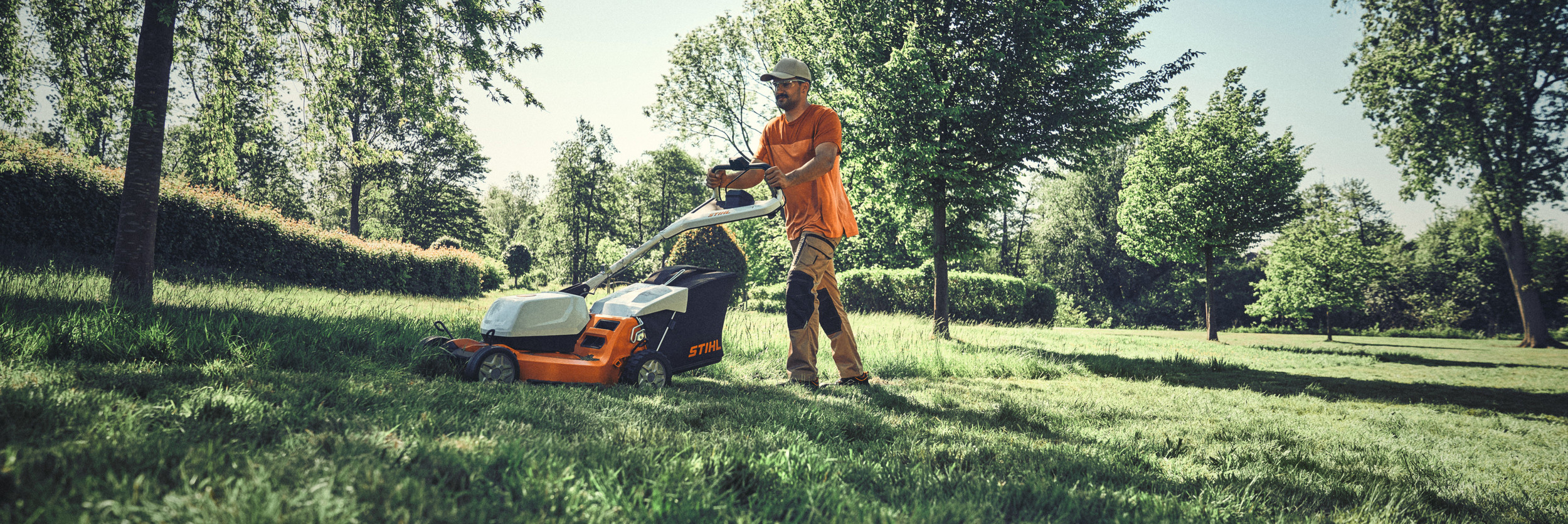  Akumulátorová sekačka STIHL RMA 756 V – muž seče trávník – jarní kampaň 2025