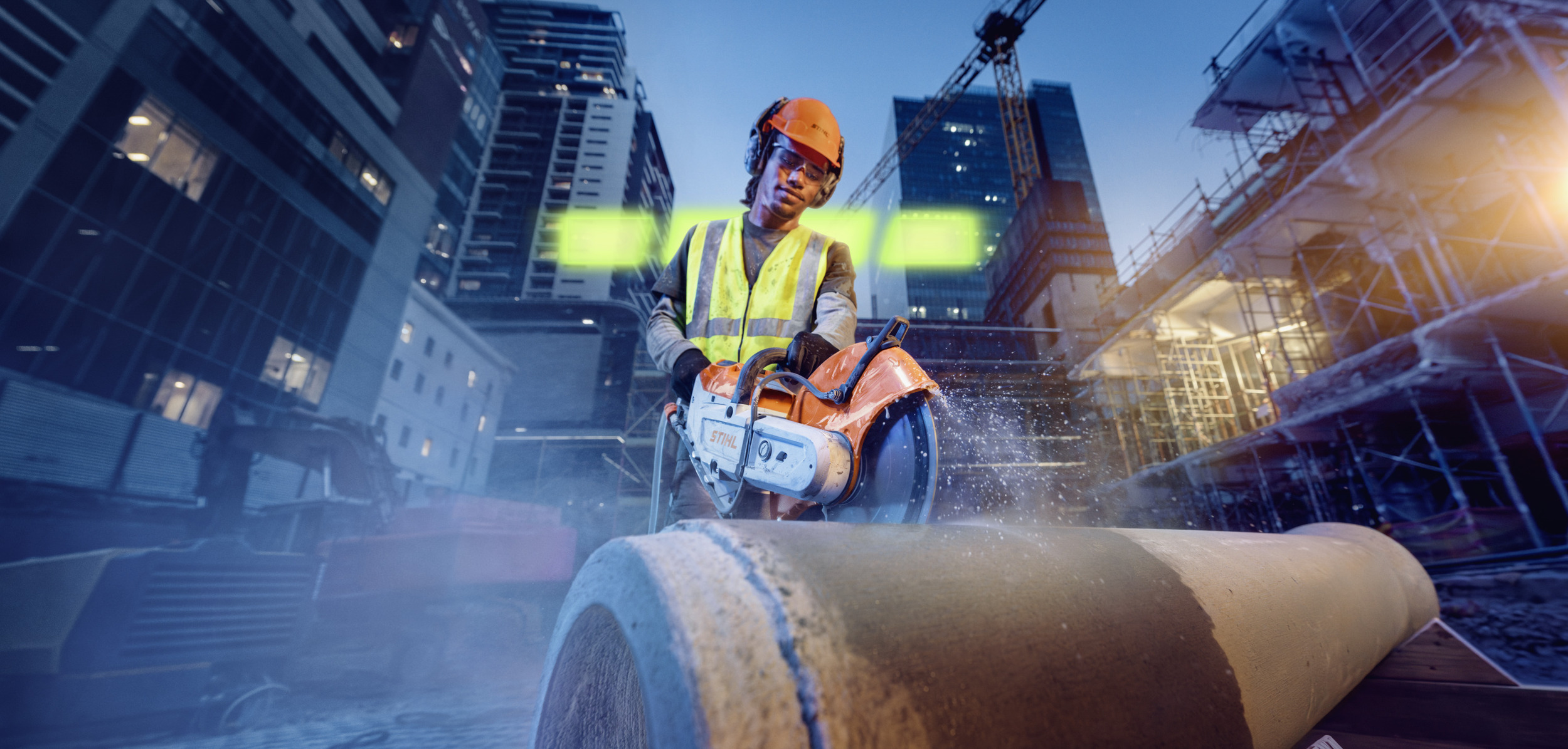 Muž řeže betonovou trubku akumulátorovou rozbrušovačkou STIHL TSA 350