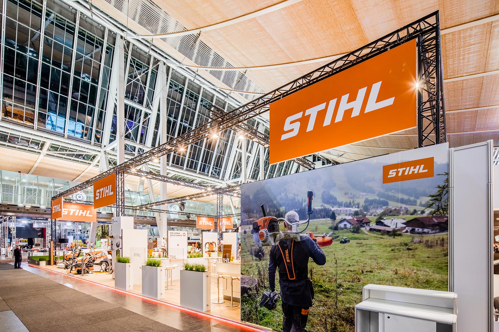 Návštěvníci stánku STIHL si prohlédnou produktové novinky, včetně motorové pily STIHL. 