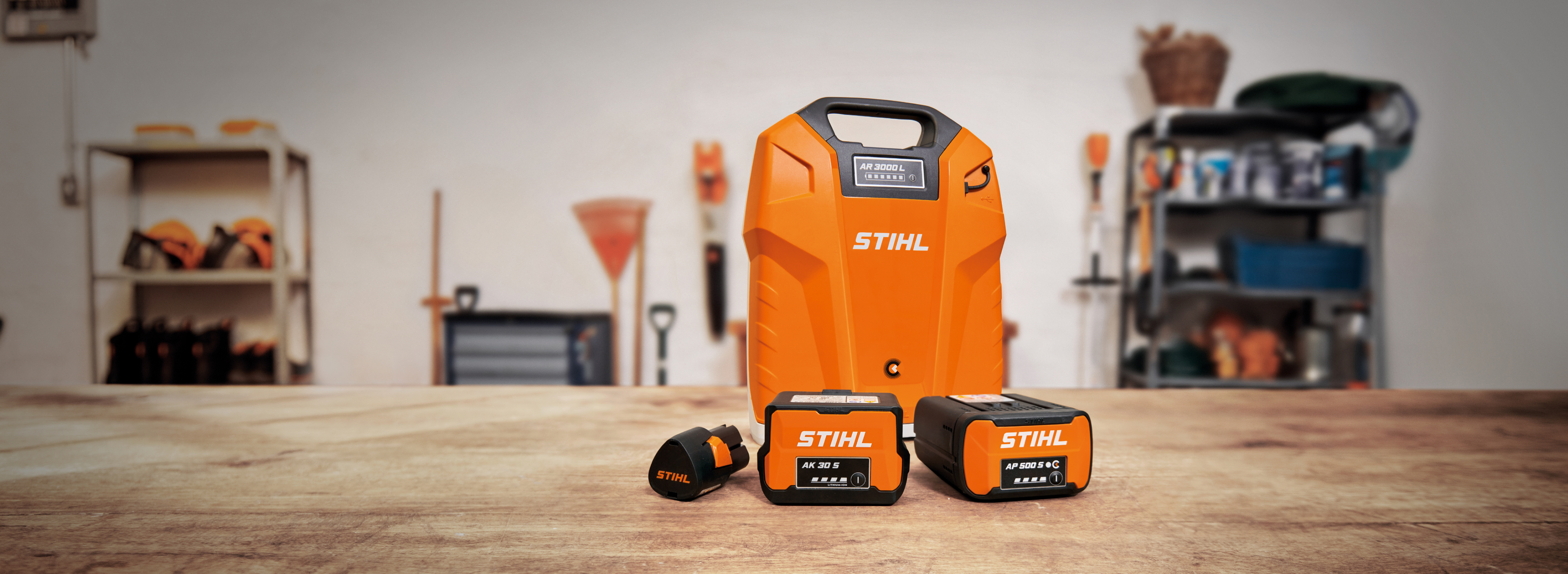 Produkty AP systému STIHL leží na stole v garáži