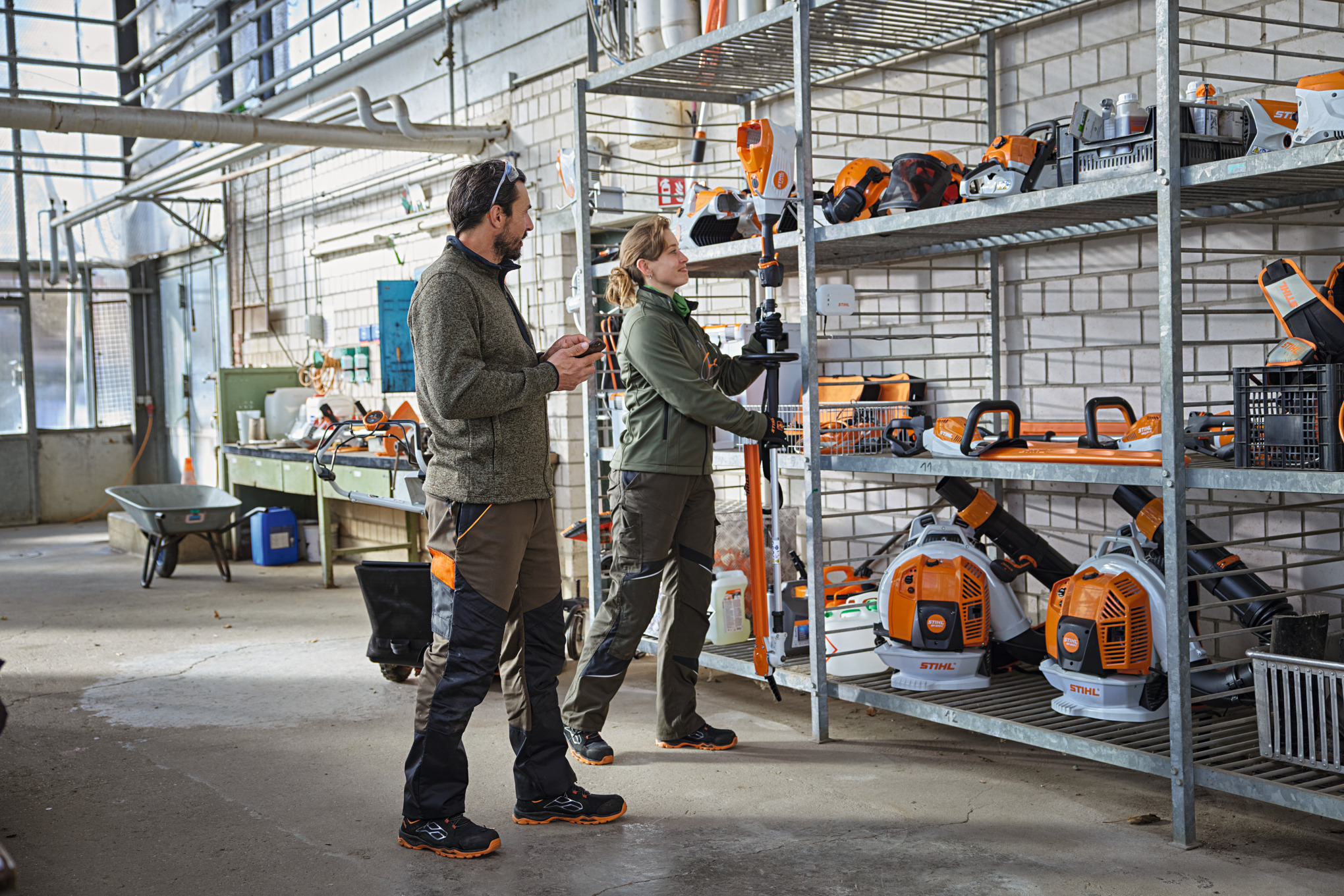 Odborníci GaLaBau ve skladu kontrolují stav výrobku pomocí aplikace STIHL connected