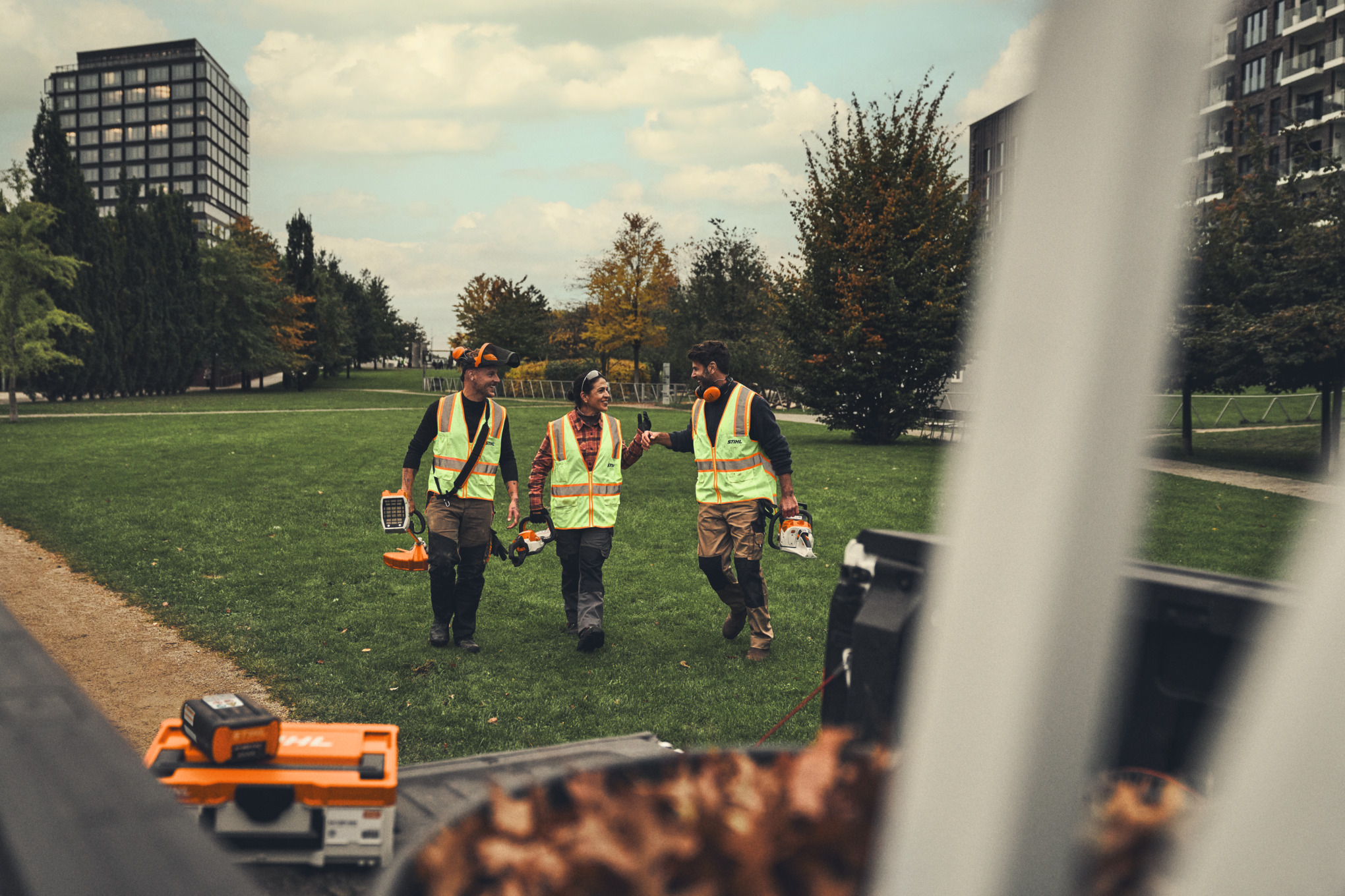 Tým na cestě k vozidlu po práci s akumulátorovým nářadím STIHL