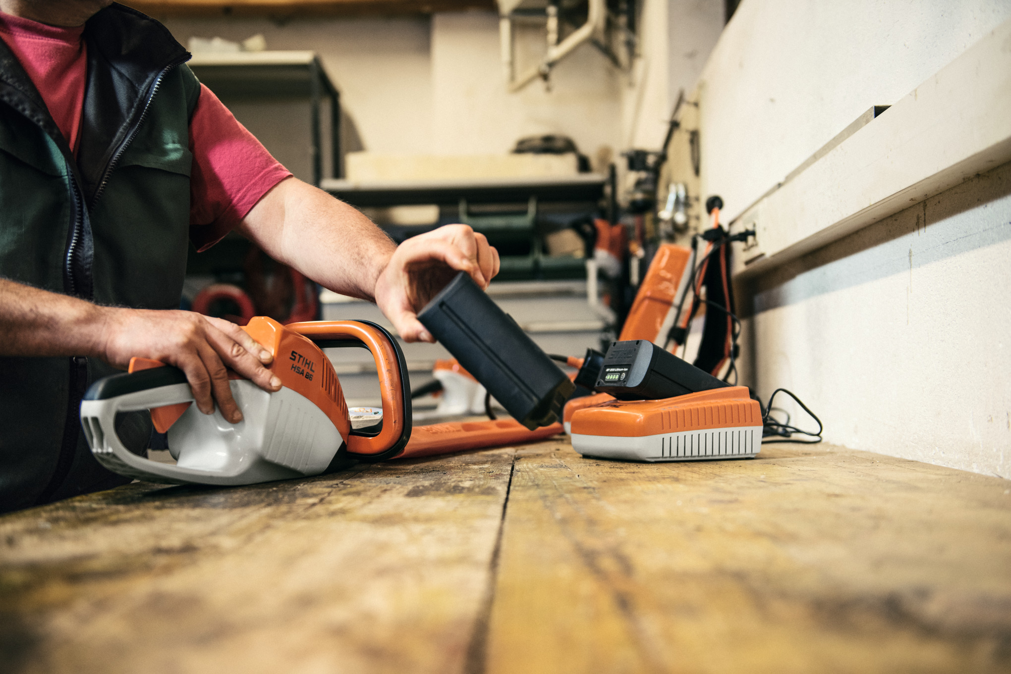 STIHL HSA 86 při použití s akumulátorem AP a nabíječkou AL