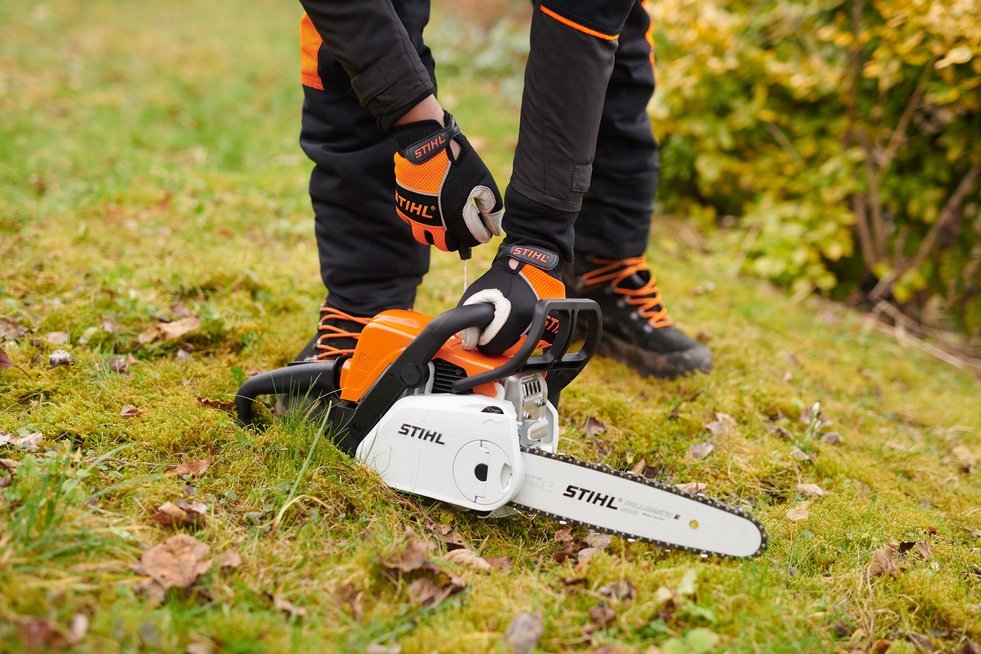 Startování benzinové řetězové pily STIHL MS 180 C-BE na zemi