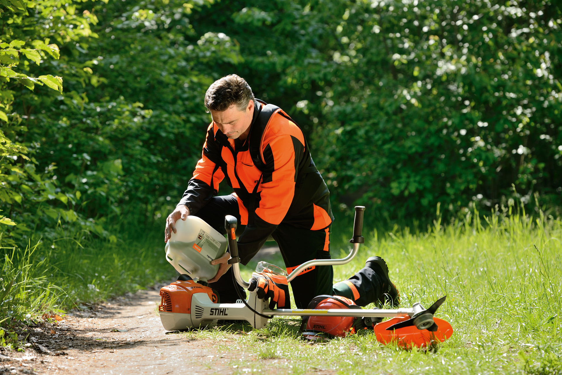 Muž tankuje do vyžínače STIHL směs benzinu a oleje