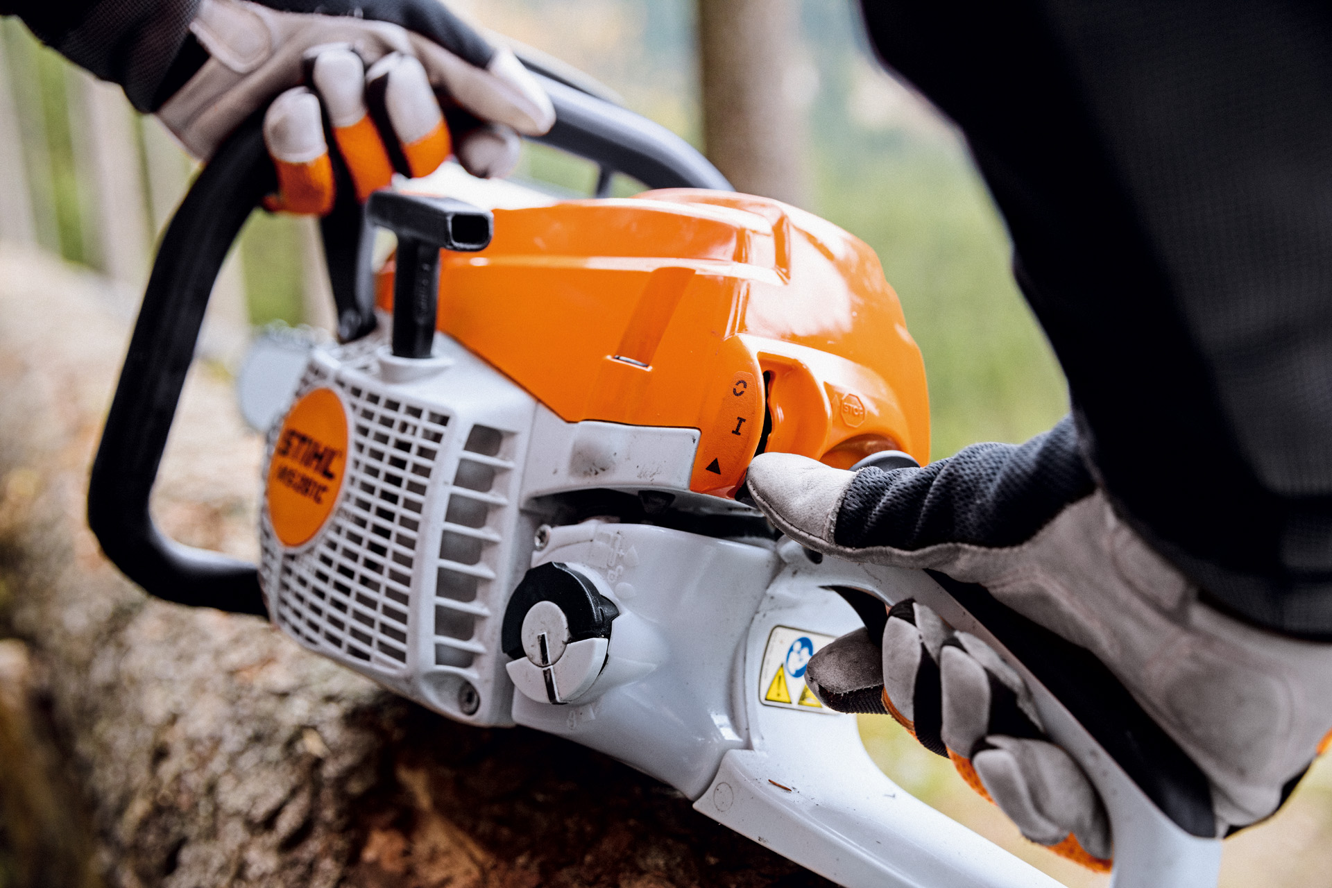 Detailní pohled na benzínovou řetězovou pilu STIHL MS 261 C-M se systémem M-Tronic