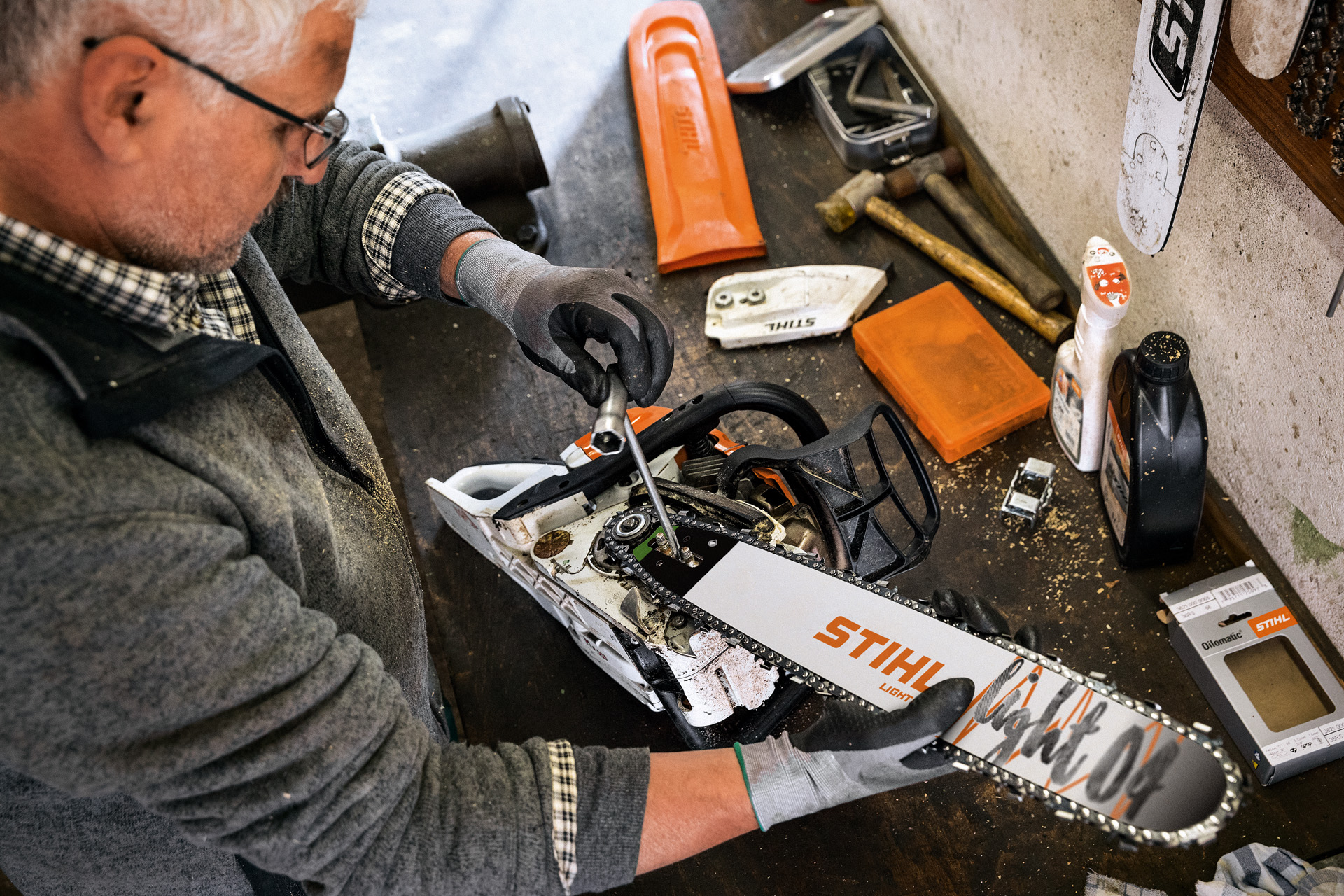 Specializovaný prodejce STIHL provádí údržbu řetězové pily s vodicí lištou STIHL Light 04 a řetězem Oilomatic