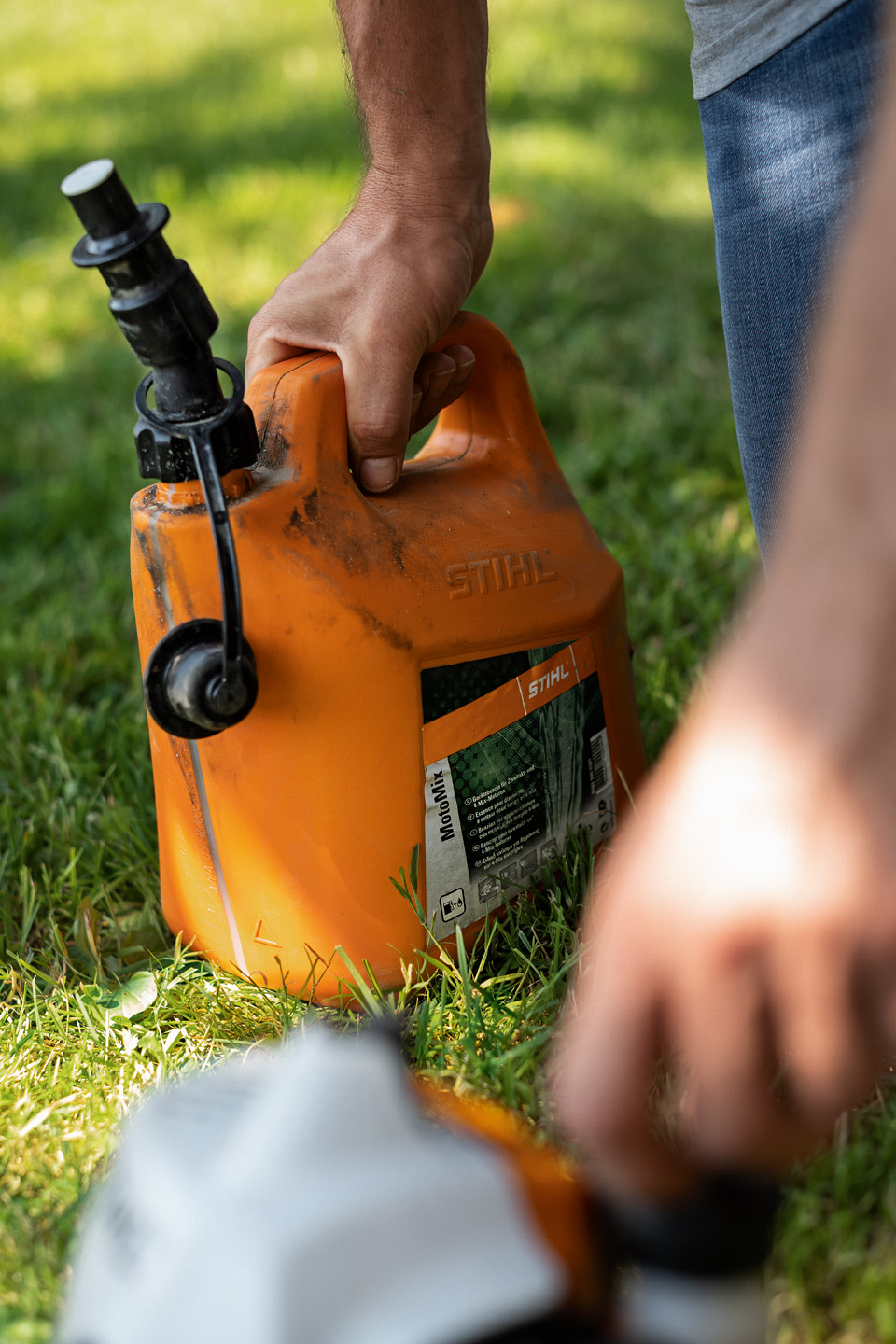 Palivo STIHL MotoMix do vyžínače v oranžovém kanystru