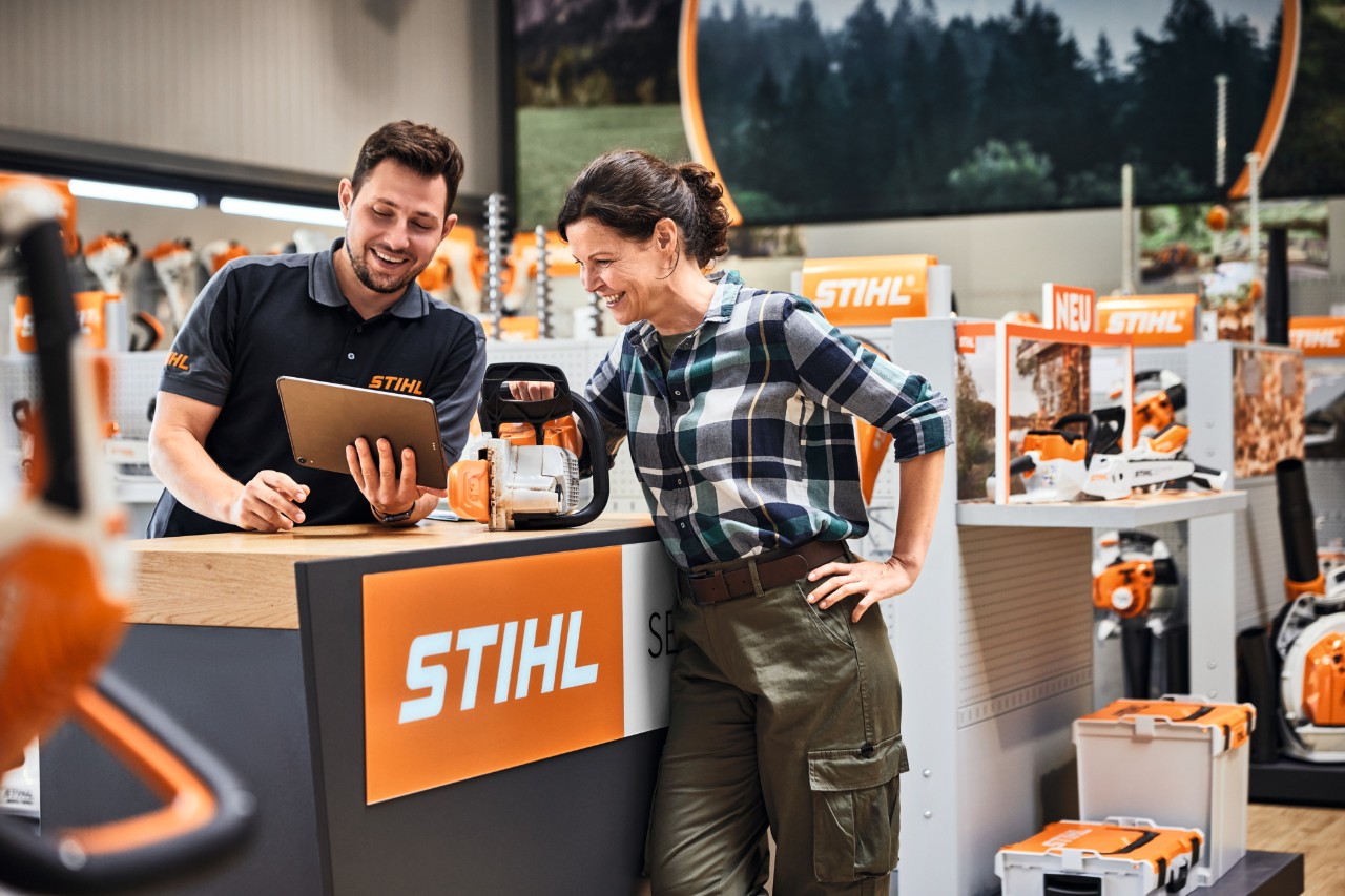 Customer discussion at the STIHL service counter