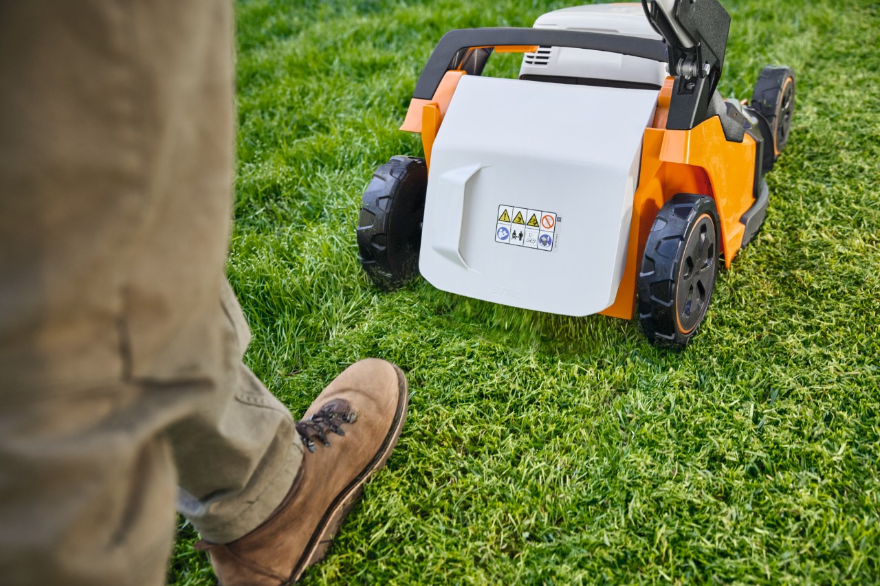 Mulčovací sekačka STIHL při mulčování