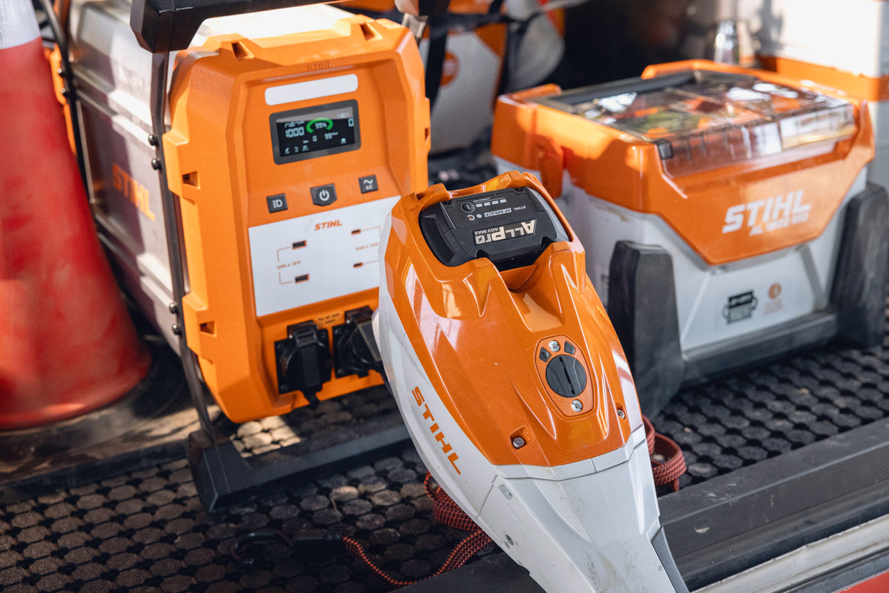 Mobilní nabíječka STIHL AL 1802 MO a powerbanka STIHL PS 2000 jsou připraveny k nabíjení akumulátorů ALLPRO na ložné ploše