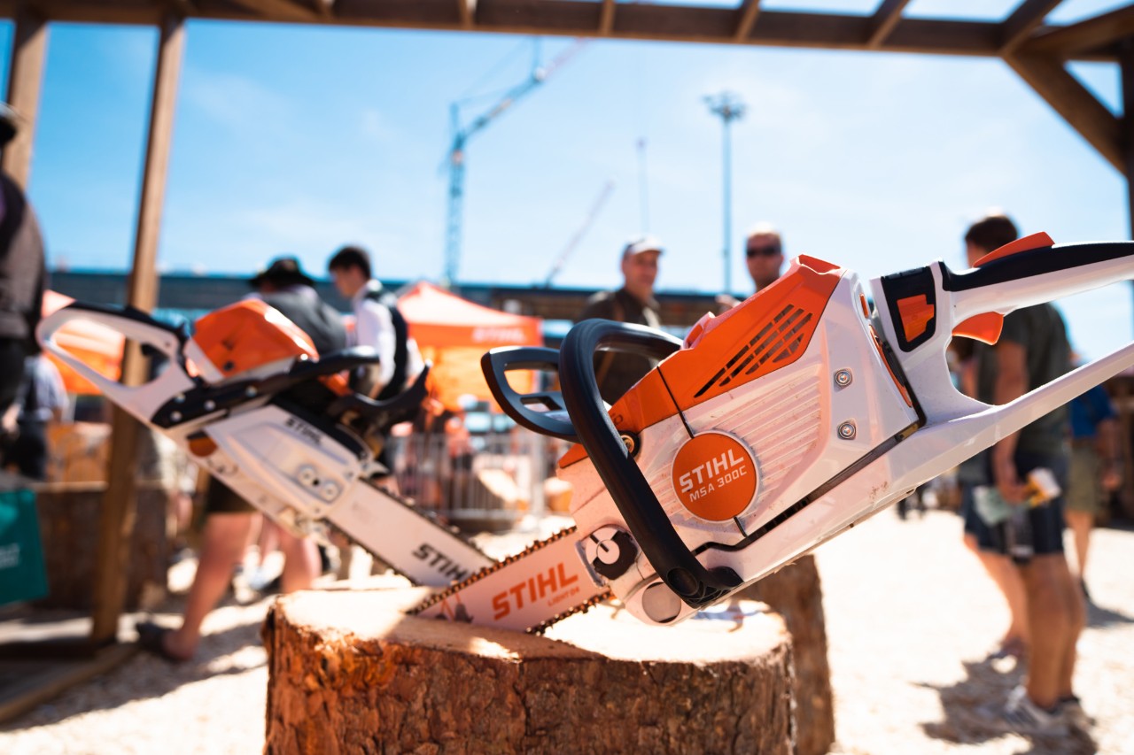 Vnitřní expozice STIHL, včetně vystavených motorových pil a ochranných pomůcek