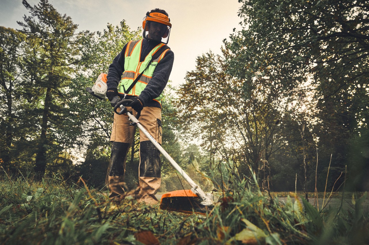 Muž s kombinovaným nářadím STIHL KMA 200 R s FS-KM