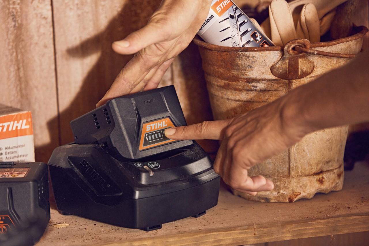 Péče o baterie STIHL AK 10 a AK 20 v kůlně na nářadí